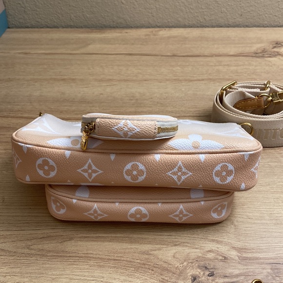 LOUIS VUITTON Monogram Giant By The Pool Multi Pochette Accessories - Picture 6 of 16